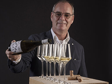 Sommelier Ralf Brönner Sommelier Ralf Brönner in der Orangerie im Maritim Hotel Timmendorfer Strand, beim Einschenken von Weißwein in mehrere Gläser