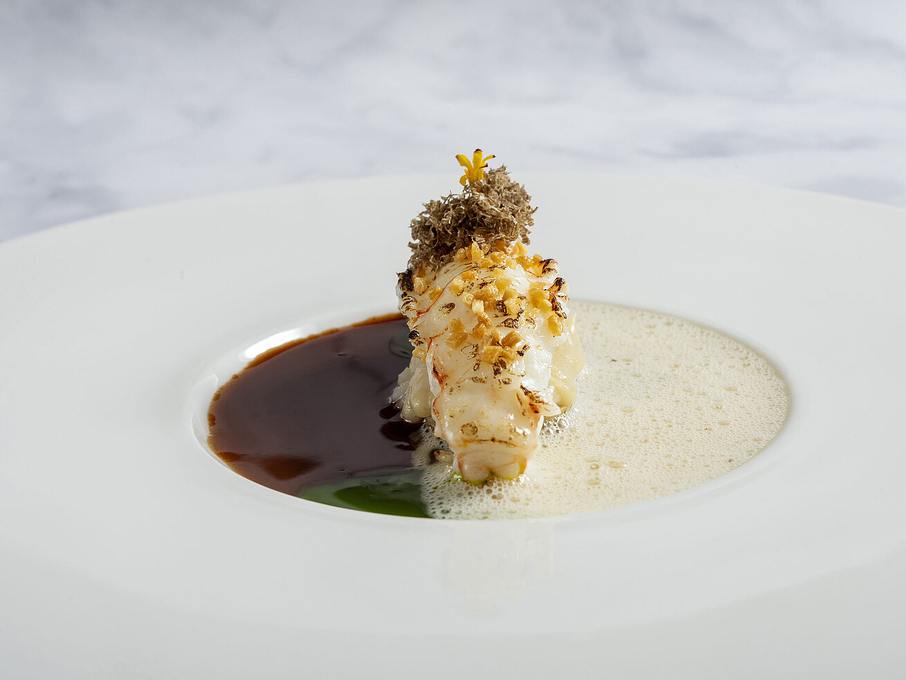 Langustino Langustino kunstvoll angerichtet mit feiner Sauce und eleganter Garnitur im Sternerestaurant Orangerie.