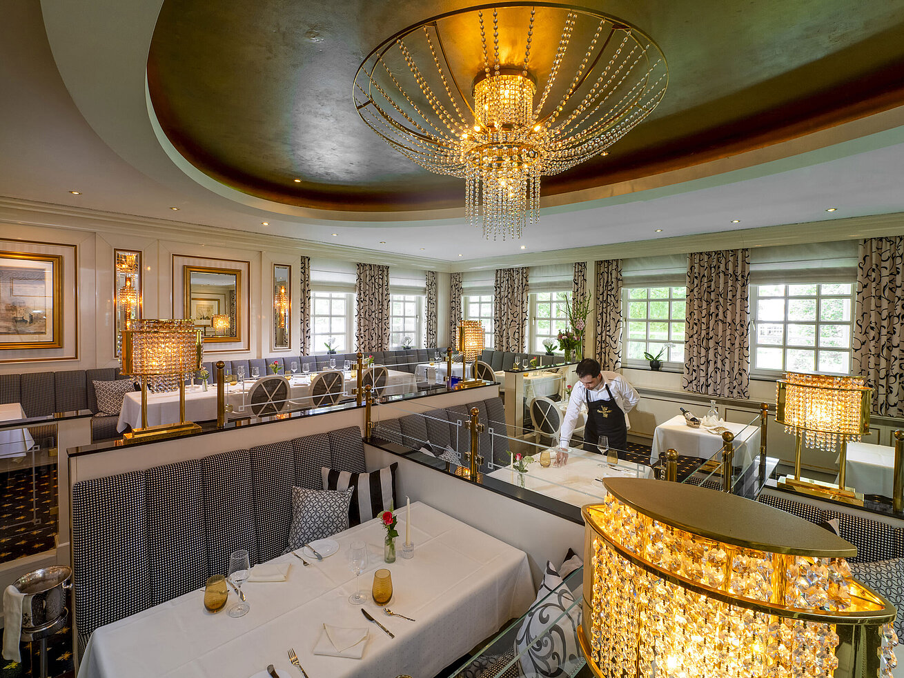 Restaurant Orangerie Elegantes Restaurant Orangerie im Maritim Seehotel Timmendorfer Strand mit luxuriöser Einrichtung und gedeckten Tischen.