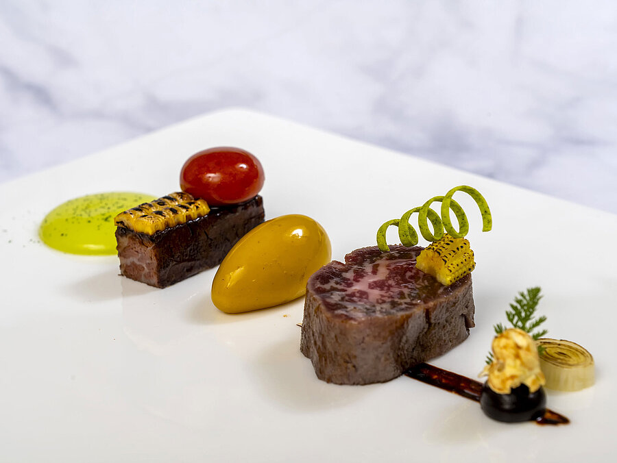 Wagyu Gericht Wagyu-Gericht in der Orangerie im Maritim Hotel Timmendorfer Strand, kreativ angerichtet auf weißem Teller.