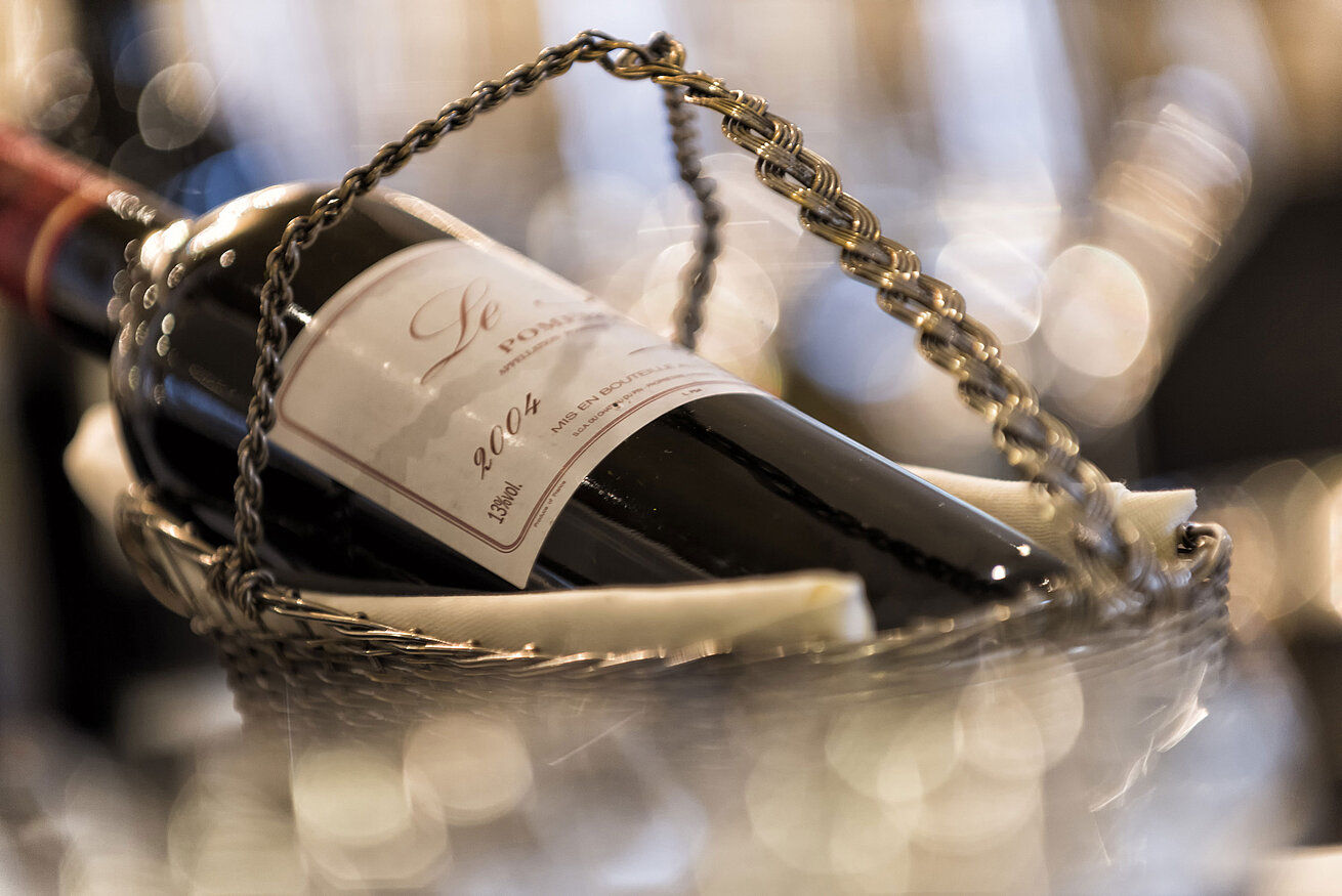 Rotwein Flasche Rotwein aus dem Jahr 2004 in einem silbernen Weinkorb in der Orangerie.