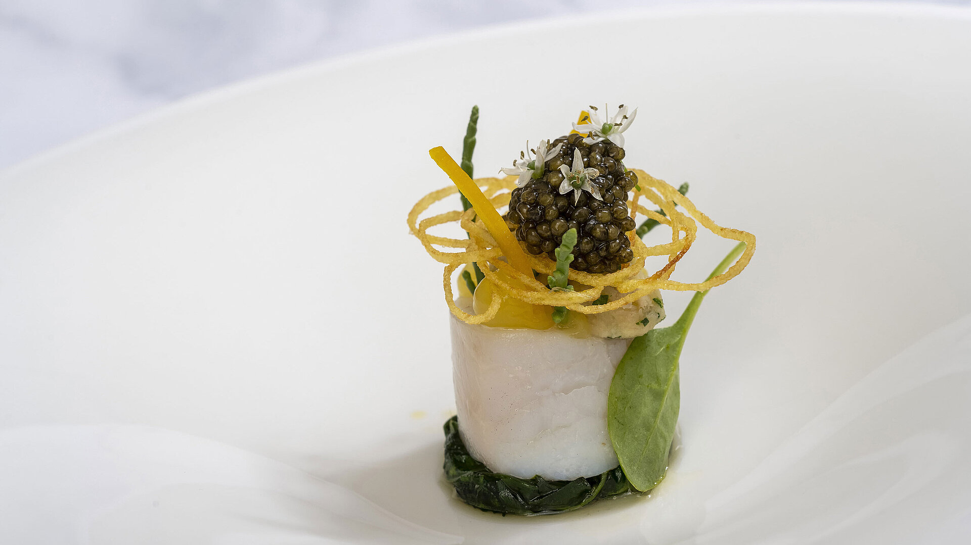 Kabeljau Gericht Kabeljaugericht mit Kaviar und kunstvoller Garnitur in der Orangerie im Maritim Hotel Timmendorfer Strand.