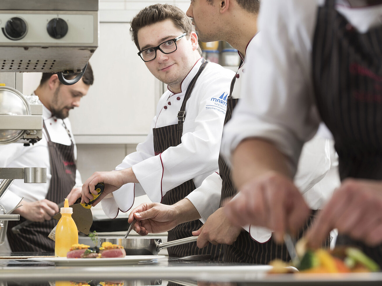 Küchencrew bei der Arbeit Köche bereiten Gourmetgerichte in der Küche der Orangerie im Maritim Seehotel Timmendorfer Strand zu.